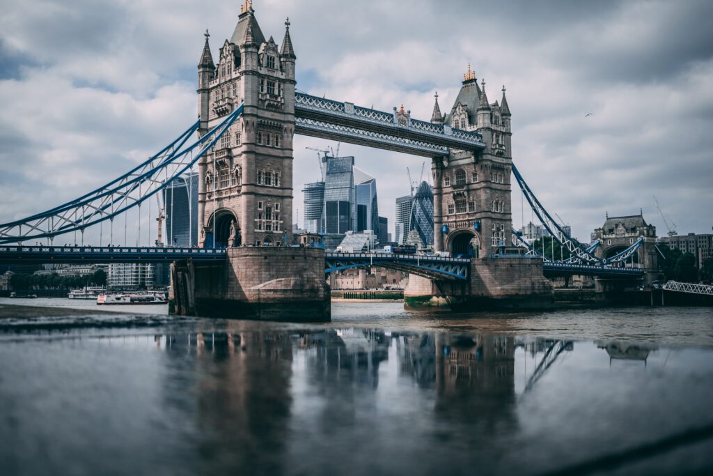 London Bridge, representing updated travel status for Canadians travelling to the UK